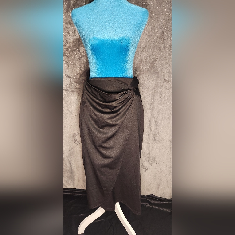 Women's black long skirt (Size M) NWT